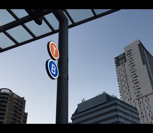 Train and bus mode ID signs at Chatswood Station