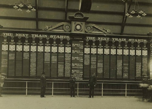 The old indicator board in 1906 on the concourse showing the next train departures. The board is now conserved at the Powerhouse Museum where it can be viewed today.