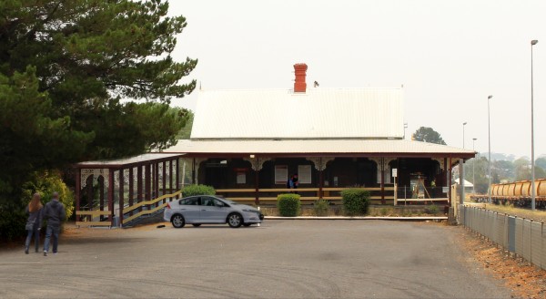 Image of Blayney Station building from entrance