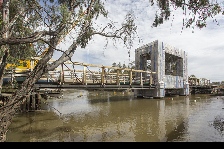 A containment area was built around the lift span to avoid polluting the river during work