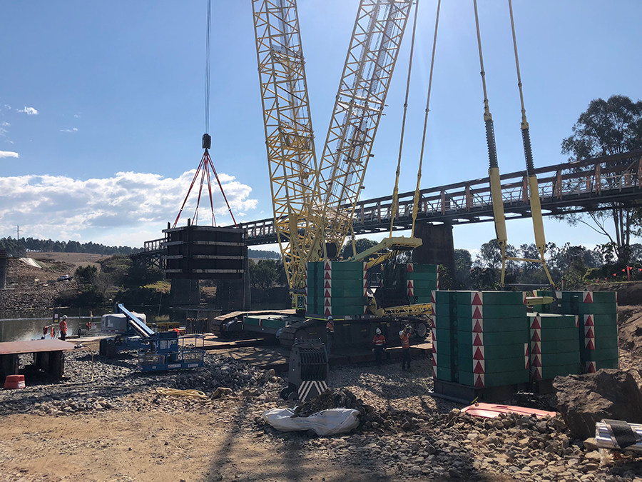 Placing first coffer dam using 400-tonne crane for pier pile construction and pier concrete pour