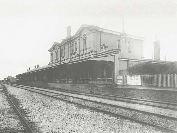Moss Vale Station with the new Refreshment Room c1890s. Image: Berrima District Historical and Family History Society