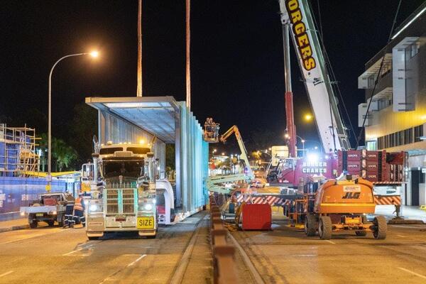 400 tonne crane ready to lift bridge into position