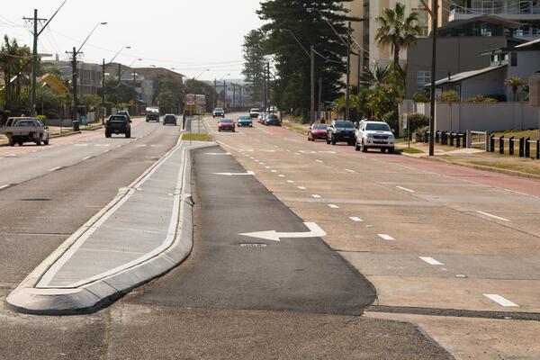 New right hand turn bays have been constructed in the citybound direction through Collaroy to improve traffic flow during the AM peak.