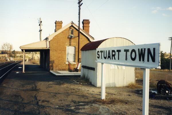 Stuart Town Station, show ing former Lamp room, signal le vers and station building, c.1980s. Source: G . Dorman Collection, ARHS NSW RRC Collection
