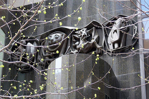 Embedded in a dark grey marble wall in Martin Place is a sculpture made up of four animals. Each animal represents a continent representing P& O’s destinations around the globe.