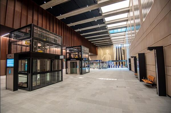Footprints on Gadigal Nura by Nicole Monks. Aluminium lenticular panels with electroplated finish, 4.7 x 25m, Cast aluminium sculptures with electroplated finish, 16 x 24m, Photographic image in perforated aluminium panel, 9.7 x 9.7m. Images: Sydney Metro