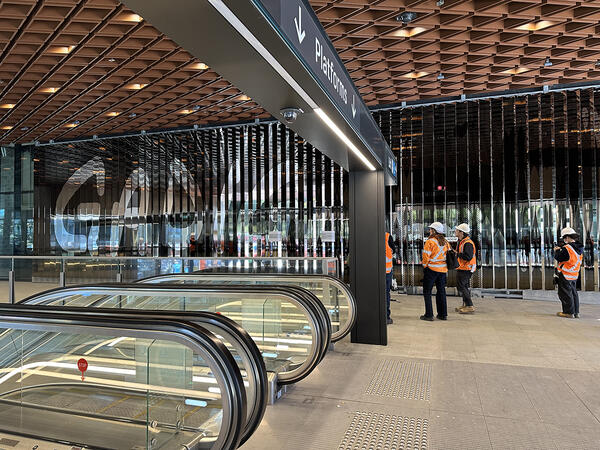 Footprints on Gadigal Nura by Nicole Monks. Aluminium lenticular panels with electroplated finish, 4.7 x 25m, Cast aluminium sculptures with electroplated finish, 16 x 24m, Photographic image in perforated aluminium panel, 9.7 x 9.7m. Images: Sydney Metro