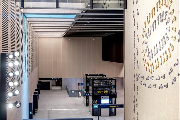Footprints on Gadigal Nura by Nicole Monks. Aluminium lenticular panels with electroplated finish, 4.7 x 25m, Cast aluminium sculptures with electroplated finish, 16 x 24m, Photographic image in perforated aluminium panel, 9.7 x 9.7m. Images: Sydney Metro
