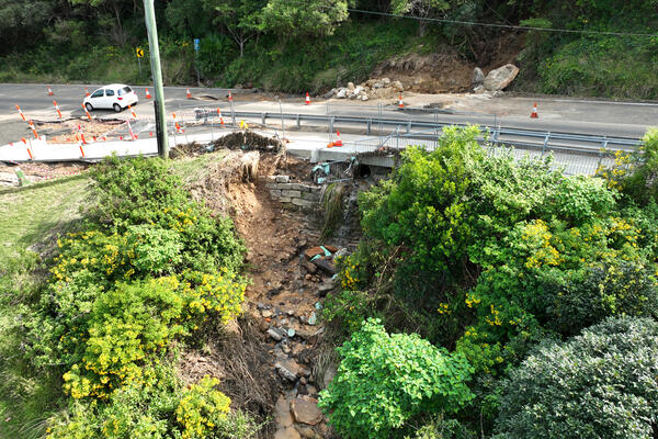 April 2024 – Transport’s emergency response teams worked to reopen the road at Coalcliff after a storm brought the highest daily rainfall since 1998.